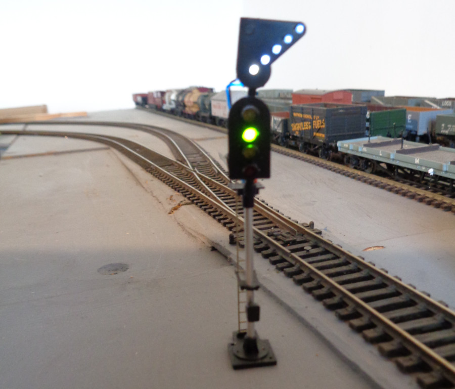 Four aspect signal with feather at a junction for modern image model railways